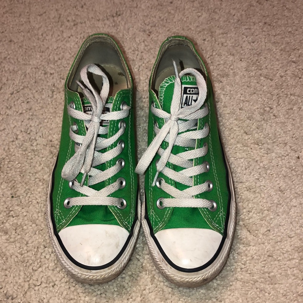 green converse!